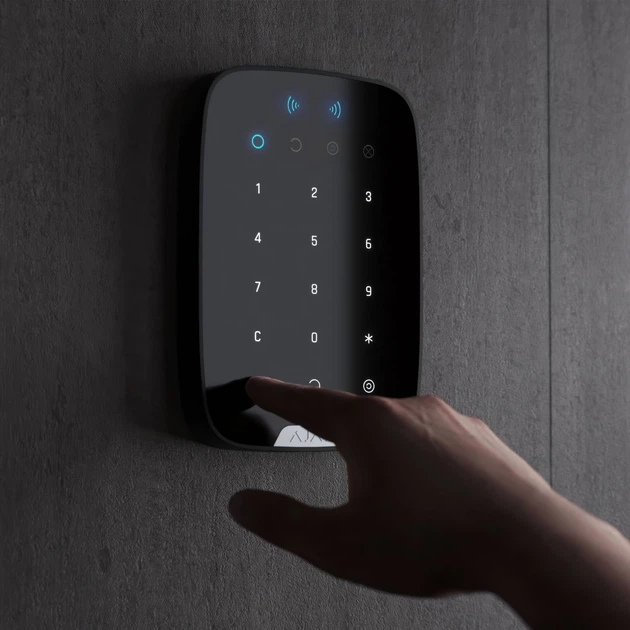 Бездротова сенсорна клавіатура Ajax Keypad Plus чорна (000023069) - Фото 3 Бездротова сенсорна клавіатура Ajax Keypad Plus чорна (000023069) - изображение 3