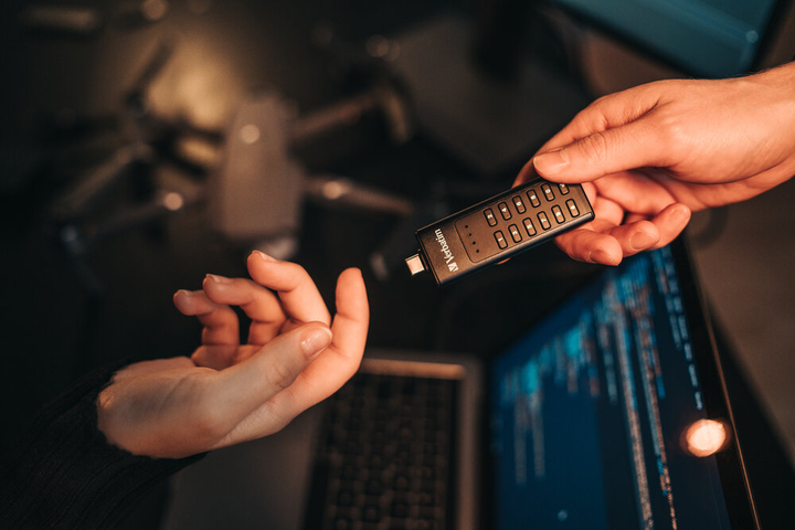 Флеш-пам'ять Verbatim Keypad Secure 128GB USB-C з клавіатурою (23942494324) - зображення 4