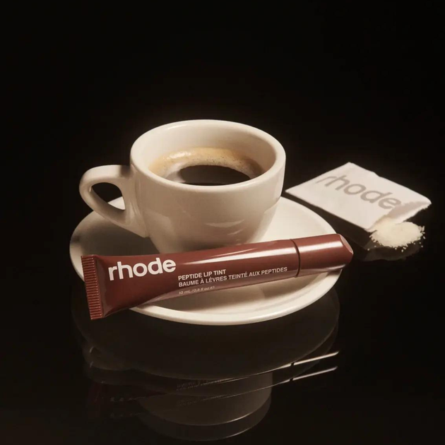 Блеск-тинт для губ с пептидами для губ Rhode Peptide Lip Tint Espresso 10 мл - Фото 2 Блеск-тинт для губ с пептидами для губ Rhode Peptide Lip Tint Espresso 10 мл - изображение 2