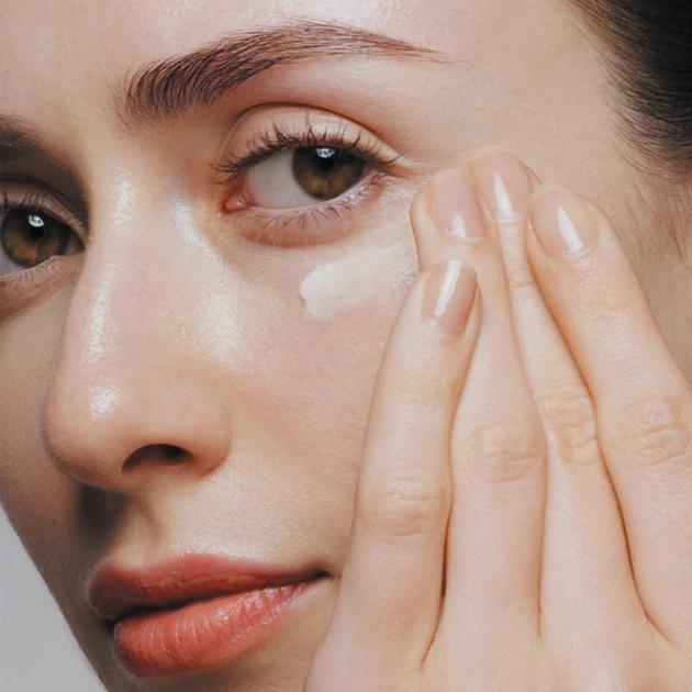 Wymienny blok kremu pod oczy i okolice ust Shiseido Future Solution LX regenerujący 17 ml (729238212596) - obraz 2