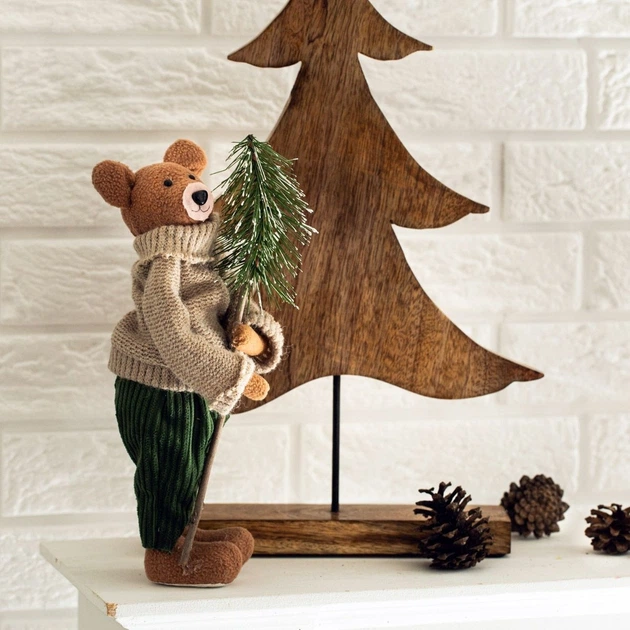 Figurka Homla Carol miś z choinką 27 cm (5906496712937) - obraz 4