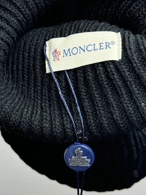 Шапка Moncler с прорезиненным логотипом в черном цвете, One size (универсальный размер), Унисекс. - Фото 3 Шапка Moncler с прорезиненным логотипом в черном цвете, One size (универсальный размер), Унисекс. - изображение 3