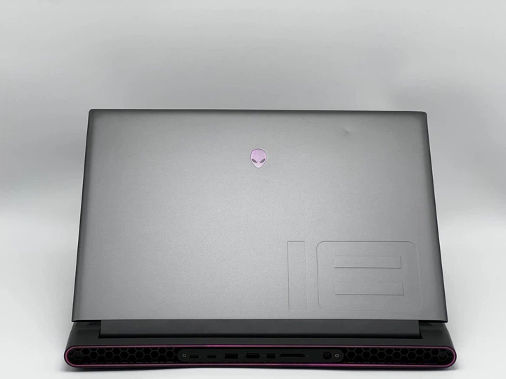 Игровой ноутбук Б-класс Dell Alienware m18 R1 AMD / 18" (1920x1200) IPS / AMD Ryzen 9 7845HX (12 (24) ядер по 3.0 - 5.2 GHz) / 32 GB DDR5 / 960 GB SSD / nVidia GeForce RTX 4070, 8 GB GDDR6, 128-bit / WebCam б/у - изображение 4