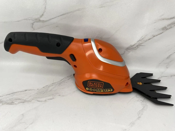 Б/У Аккумуляторные садовые ножницы-кусторез BLACK+DECKER GSL700KIT 7.2V Li-Ion, нож 15 см, ветки до 8 мм - изображение 6