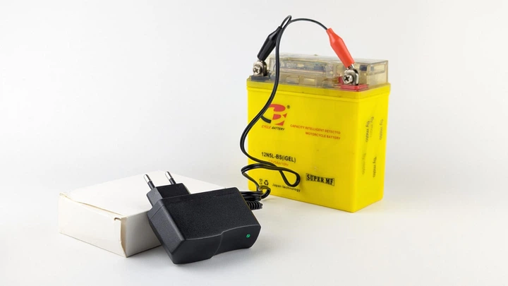 Зарядное устройство 12V 1A для мото аккумулятора с умным режимом зарядки - изображение 2