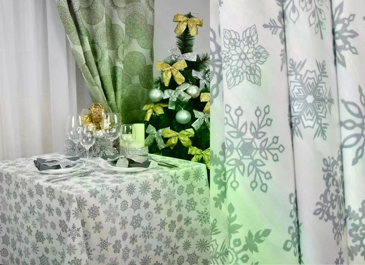 Святкова скатертина 150×180 см з бавовни та льону з принтом "Сірі сніжинки на білому" - Фото 4 Святкова скатертина 150×180 см з бавовни та льону з принтом "Сірі сніжинки на білому" - зображення 4