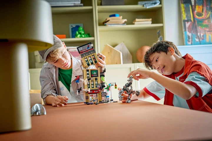 Конструктор LEGO Super Heroes Marvel Людина-павук проти Містеріо: Дейлі Б'юґл 781 елемент (76342) - зображення 8
