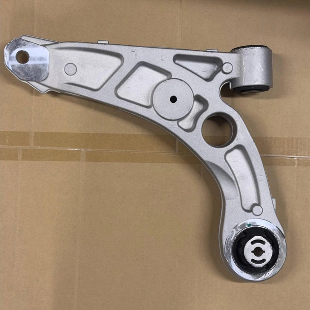 Рычаг нижний передний левый 68439687AA 2019-2023 Jeep Cherokee (KL