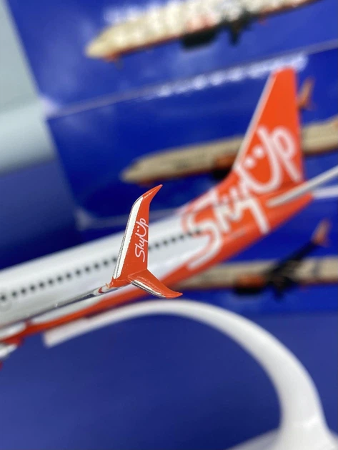 Модель самолета SkyUP Скайап Boeing 737-800 1:200 – игрушки с