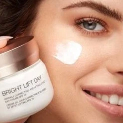 Осветляющий дневной крем с эффектом лифтинга и морским коллагеном - SPF 15 Kiko Milano Bright Lift Day. 50ml - Фото 3 Осветляющий дневной крем с эффектом лифтинга и морским коллагеном - SPF 15 Kiko Milano Bright Lift Day. 50ml - изображение 3