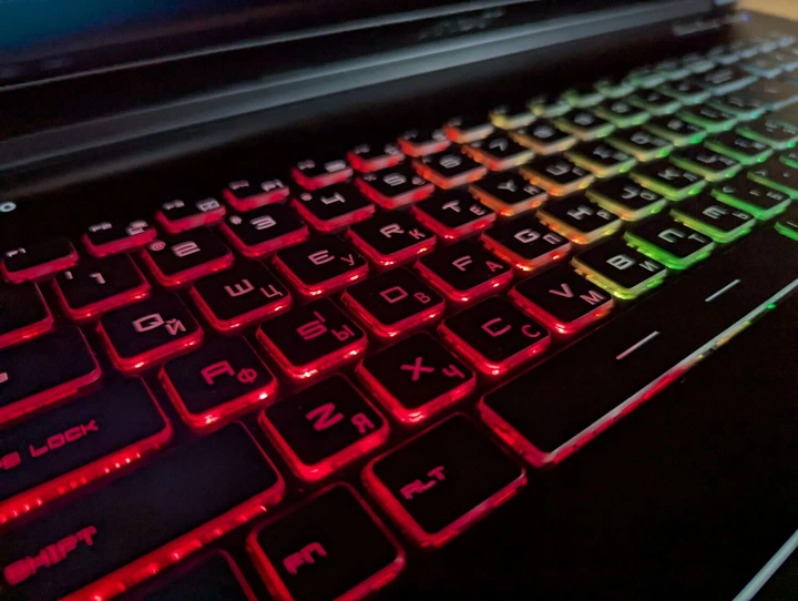 Ігровий ноутбук MSI GE72MVR / 17.3" (1920x1080) IPS / Intel Core i7-7700HQ (4 (8) ядра по 2.8 - 3.8 GHz) / 32 GB DDR4 / 256 GB SSD + 1000 GB HDD / nVidia GeForce GTX 1070, 8 GB GDDR5, 256-bit / WebCam / Windows 10 б/в - Фото 6 Ігровий ноутбук MSI GE72MVR / 17.3" (1920x1080) IPS / Intel Core i7-7700HQ (4 (8) ядра по 2.8 - 3.8 GHz) / 32 GB DDR4 / 256 GB SSD + 1000 GB HDD / nVidia GeForce GTX 1070, 8 GB GDDR5, 256-bit / WebCam / Windows 10 б/в - зображення 6