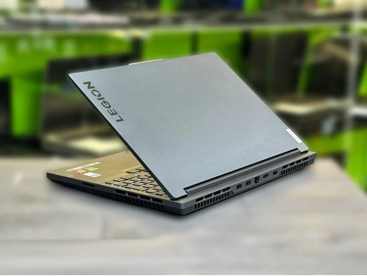 Ігровий ноутбук Lenovo Legion Slim 5 16APH8 / 16" (1920x1200) IPS / AMD Ryzen 7 7840HS (8 (16) ядер по 3.8 - 5.1 GHz) / 32 GB DDR5 / 512 GB SSD M.2 / nVidia GeForce RTX 4060, 8 GB GDDR6, 128-bit / WebCam / Win 11 Home б/в - зображення 6