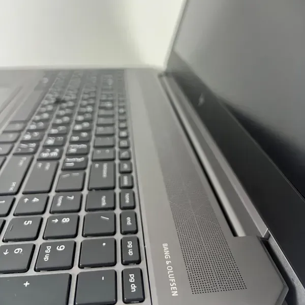 Ноутбук рабочая станция HP zBook 15 G6 / 15.6" (1920x1080) IPS / Intel Core i7-9850H (6 (12) ядер по 2.6 - 4.6 GHz) / 32 GB DDR4 / 512 GB SSD / nVidia Quadro T2000, 4 GB GDDR5, 128-bit / WebCam / Fingerprint б/у - Фото 6 Ноутбук рабочая станция HP zBook 15 G6 / 15.6" (1920x1080) IPS / Intel Core i7-9850H (6 (12) ядер по 2.6 - 4.6 GHz) / 32 GB DDR4 / 512 GB SSD / nVidia Quadro T2000, 4 GB GDDR5, 128-bit / WebCam / Fingerprint б/у - изображение 6