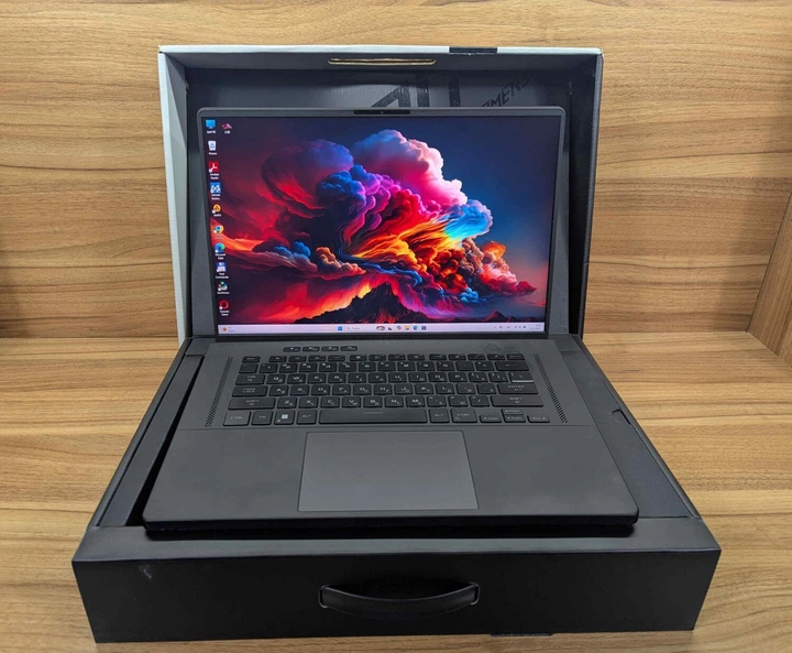 Ігровий ноутбук Asus ROG Zephyrus M16 GU603ZW / 16" (2560x1600) IPS / Intel Core i9-12900H (14 (20) ядер по 3,8 - 5,0 ГГц) / 40 ГБ DDR5 / 1000 ГБ SSD / nVidia GeForce RTX 3070 Ti, 8 ГБ GDDR6X, 256-біт / Веб-камера / Windows 11 б/в - Фото 8 Ігровий ноутбук Asus ROG Zephyrus M16 GU603ZW / 16" (2560x1600) IPS / Intel Core i9-12900H (14 (20) ядер по 3,8 - 5,0 ГГц) / 40 ГБ DDR5 / 1000 ГБ SSD / nVidia GeForce RTX 3070 Ti, 8 ГБ GDDR6X, 256-біт / Веб-камера / Windows 11 б/в - зображення 8