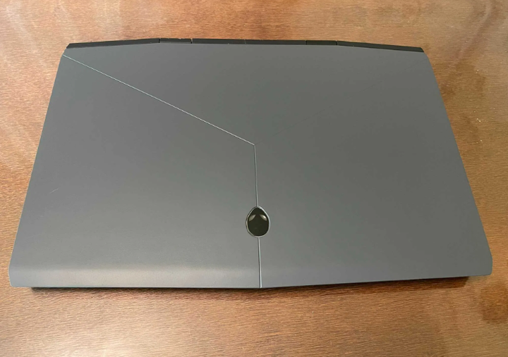Ігровий ноутбук Dell Alienware M17 / 17.3" (1920x1080) IPS / Intel Core i7-8750H (6 (12) ядер по 2.2 - 4.1 GHz) / 16 GB DDR4 / 512 GB SSD / nVidia GeForce RTX 2070, 8 GB GDDR6, 256-bit / WebCam б/в - Фото 3 Ігровий ноутбук Dell Alienware M17 / 17.3" (1920x1080) IPS / Intel Core i7-8750H (6 (12) ядер по 2.2 - 4.1 GHz) / 16 GB DDR4 / 512 GB SSD / nVidia GeForce RTX 2070, 8 GB GDDR6, 256-bit / WebCam б/в - зображення 3