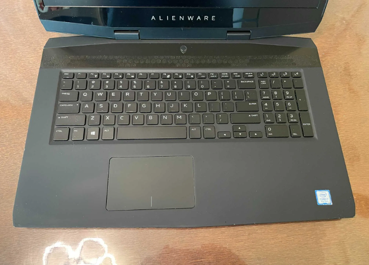 Ігровий ноутбук Dell Alienware M17 / 17.3" (1920x1080) IPS / Intel Core i7-8750H (6 (12) ядер по 2.2 - 4.1 GHz) / 16 GB DDR4 / 512 GB SSD / nVidia GeForce RTX 2070, 8 GB GDDR6, 256-bit / WebCam б/в - Фото 4 Ігровий ноутбук Dell Alienware M17 / 17.3" (1920x1080) IPS / Intel Core i7-8750H (6 (12) ядер по 2.2 - 4.1 GHz) / 16 GB DDR4 / 512 GB SSD / nVidia GeForce RTX 2070, 8 GB GDDR6, 256-bit / WebCam б/в - зображення 4