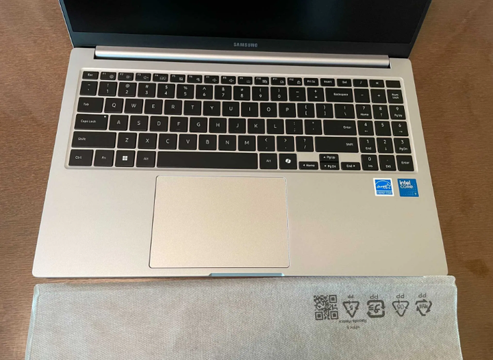 Ультрабук Samsung Galaxy Book4 / 15.6" (1920x1080) IPS / Intel Core 7 150U (10 (12) ядер по 4.0 - 5.4 GHz) / 16 GB DDR4 / 512 GB SSD / Intel Graphics / WebCam б/у - изображение 4