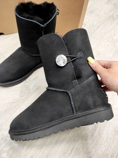 Жіночі уггі Середні Чорні Замшеві з Гудзиком Зваровскі UGG Medium Black Suede Button Svarovsky (38, чорний) - Фото 10 Жіночі уггі Середні Чорні Замшеві з Гудзиком Зваровскі UGG Medium Black Suede Button Svarovsky (38, чорний) - зображення 10