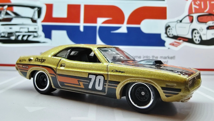 Машинка Базова Hot Wheels '70 Dodge Hemi Challenger Nightspeed 1:64 JJJ07 Gold - зображення 3