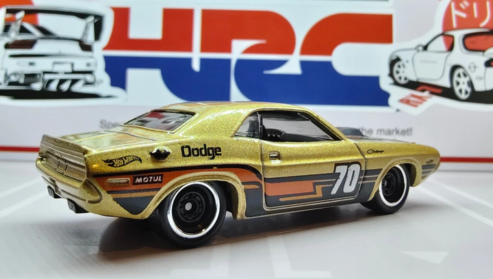 Машинка Базова Hot Wheels '70 Dodge Hemi Challenger Nightspeed 1:64 JJJ07 Gold - зображення 4