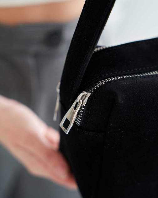 Женская сумка Welassie из натуральной замши с текстильной подкладкой черного цвета «Feit» - изображение 4