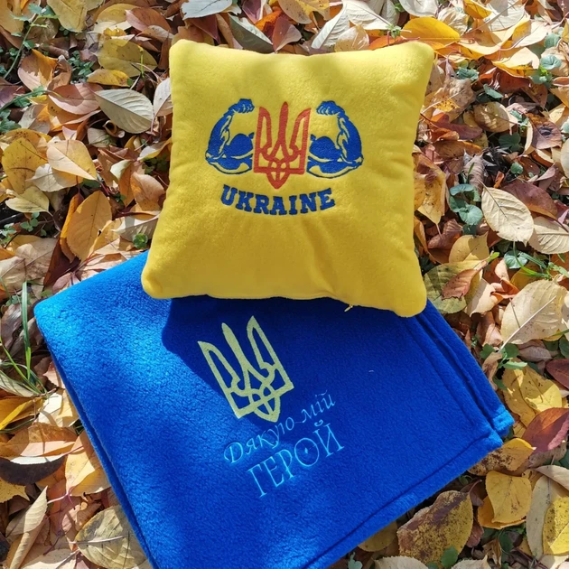 Набір плед та подушка "Україна, мій герой" 150×145 см, 30×30 см Жовто-блакитний (УК 11) - зображення 2