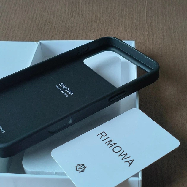 Чохол панель The RIMOWA Aluminium Case для Apple iPhone 17 Pro Max Black - Фото 6 Чохол панель The RIMOWA Aluminium Case для Apple iPhone 17 Pro Max Black - зображення 6
