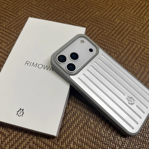 Чехол панель The RIMOWA Aluminium Case для Apple iPhone 17 Pro Max