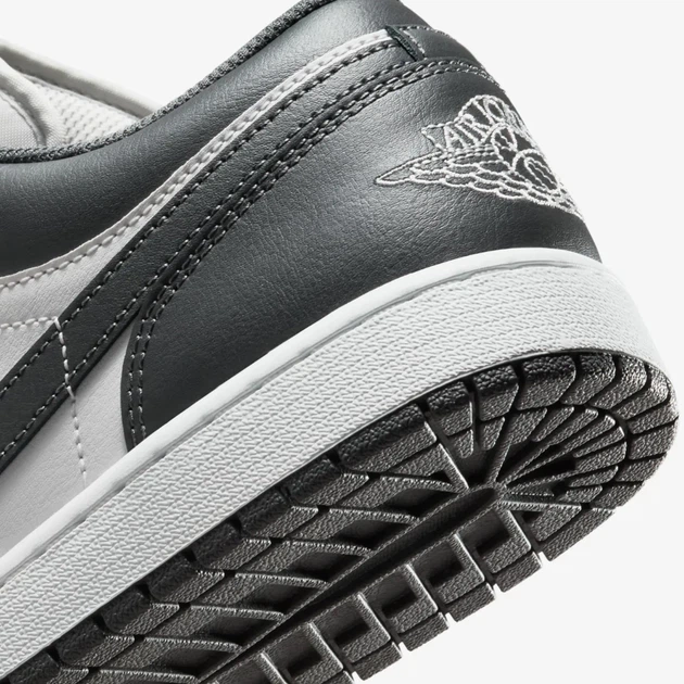 Кросівки чоловічі Jordan Air 1 Low 42.5 Чорно-білий 553558-044