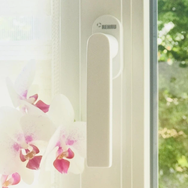 Оконная ручка Rehau Linea Design белая - Фото 4 Оконная ручка Rehau Linea Design белая - изображение 4