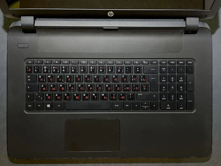 Ноутбук Б-класс HP 17-p023ng / 17.3" (1600x900) TN / AMD E1-6010 (2 ядра по 1.35 GHz) / 4 GB DDR3 / 120 GB SSD / AMD Radeon R2 Graphics / WebCam / DVD-ROM / Без АКБ б/у - Фото 5 Ноутбук Б-класс HP 17-p023ng / 17.3" (1600x900) TN / AMD E1-6010 (2 ядра по 1.35 GHz) / 4 GB DDR3 / 120 GB SSD / AMD Radeon R2 Graphics / WebCam / DVD-ROM / Без АКБ б/у - изображение 5
