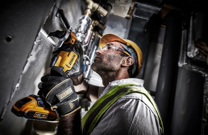 DeWALT Багатофункціональний інструмент акумуляторний 18В XR Li-lon безщітковий 20000кол/хв кейс 1.1кг без АКБ та ЗП - Фото 4 DeWALT Багатофункціональний інструмент акумуляторний 18В XR Li-lon безщітковий 20000кол/хв кейс 1.1кг без АКБ та ЗП - изображение 4