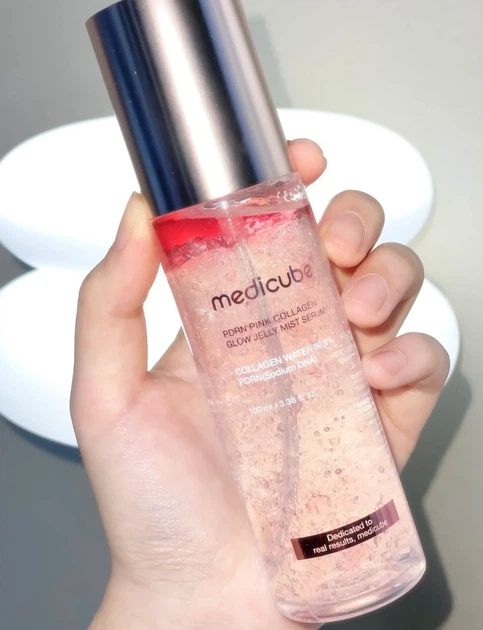 Зволожуюча сироватка міст з колагеном і PDRN для сяйва шкіри Medicube PDRN Pink Collagen Glow Jelly Mist Serum 100 мл - Фото 4 Зволожуюча сироватка міст з колагеном і PDRN для сяйва шкіри Medicube PDRN Pink Collagen Glow Jelly Mist Serum 100 мл - зображення 4