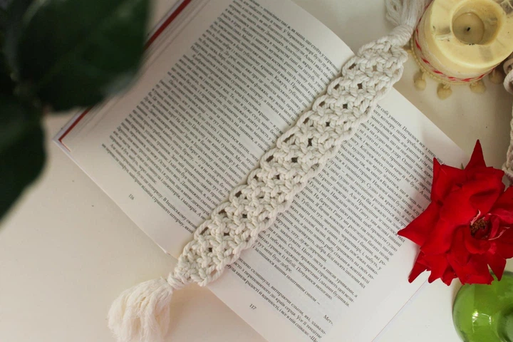 Закладка для книг ручної роботи плетена макраме, подвійна бежева - Фото 2 Закладка для книг ручної роботи плетена макраме, подвійна бежева - зображення 2