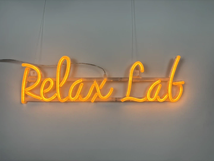 Неоновая вывеска Relax Lab 500x140 Желтый - изображение 3