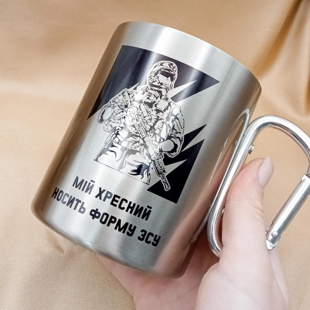 Термокружка 400 мл 100х80 мм з карабіном та індивідуальним кольоровим термодруком Сталевий карабін (77101) - Фото 3 Термокружка 400 мл 100х80 мм з карабіном та індивідуальним кольоровим термодруком Сталевий карабін (77101) - зображення 3