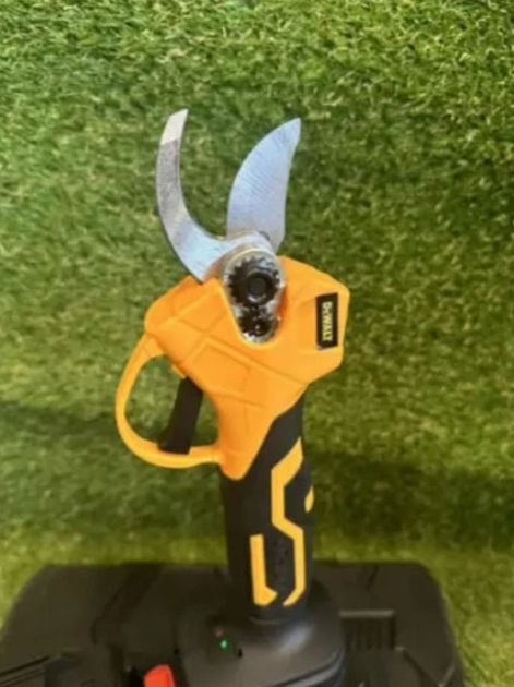 Аккумуляторный секатор DeWalt 48V 6Ah, диаметр реза 35 мм, длина лезвия 50 мм, вес 1.4 кг, 2 АКБ, электросекатор в кейсе - изображение 7