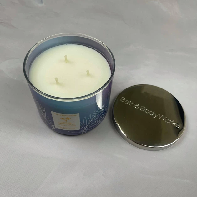 Свічка ароматична BATH AND BODY WORKS з кришкою 3-ґнотова Ocean Driftwood - Фото 2 Свічка ароматична BATH AND BODY WORKS з кришкою 3-ґнотова Ocean Driftwood - зображення 2