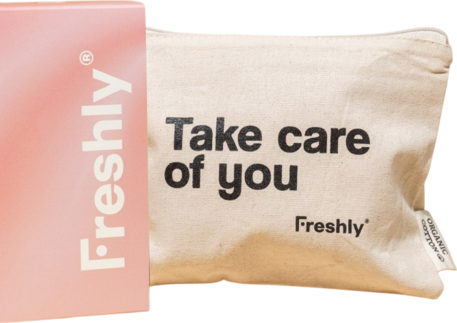 Zestaw do pielęgnacji twarzy Freshly Cosmetics Vitamin C Essential Routine Tonik do twarzy 100 ml + Żel do mycia twarzy 50 ml + Serum do twarzy 15 ml + Kosmetyczka (8436616952341) - obraz 3