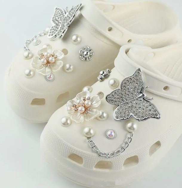 Джибітси на крокси crocs Jibbitz y2k y2k набір біжутерних прикрас на взуття метелики квіти перлини 20 шт сріблястий (SVS) - зображення 2