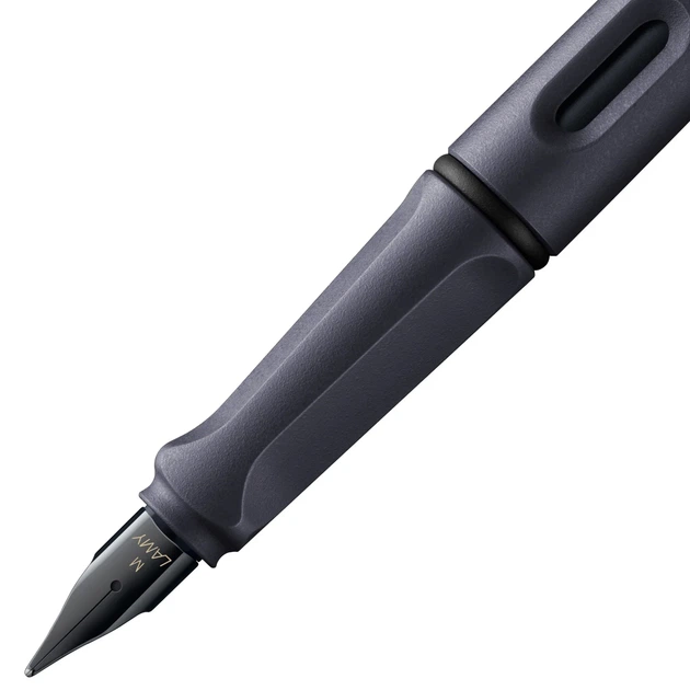 Ручка чорнильна LAMY Safari матова темно-синя F T10 сині чорнила (4038793) - Фото 3 Ручка чорнильна LAMY Safari матова темно-синя F T10 сині чорнила (4038793) - зображення 3