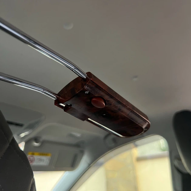 Универсальная раздвижная автомобильная вешалка на подголовник для одежды коричневая - изображение 5