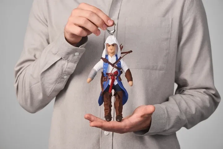 Брелок WP Merchandise плюшевий ASSASSINS CREED Ratonhnhaké: ton 20 см. - Фото 4 Брелок WP Merchandise плюшевий ASSASSINS CREED Ratonhnhaké: ton 20 см. - изображение 4