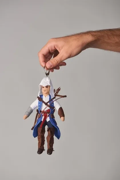 Брелок WP Merchandise плюшевий ASSASSINS CREED Ratonhnhaké: ton 20 см. - Фото 5 Брелок WP Merchandise плюшевий ASSASSINS CREED Ratonhnhaké: ton 20 см. - изображение 5