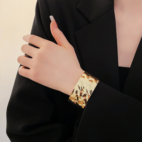 Браслет жіночий Fashion Jewelry широкий металевий карбування об'ємний золотистий (SVS) - Фото 2 Браслет жіночий Fashion Jewelry широкий металевий карбування об'ємний золотистий (SVS) - зображення 2