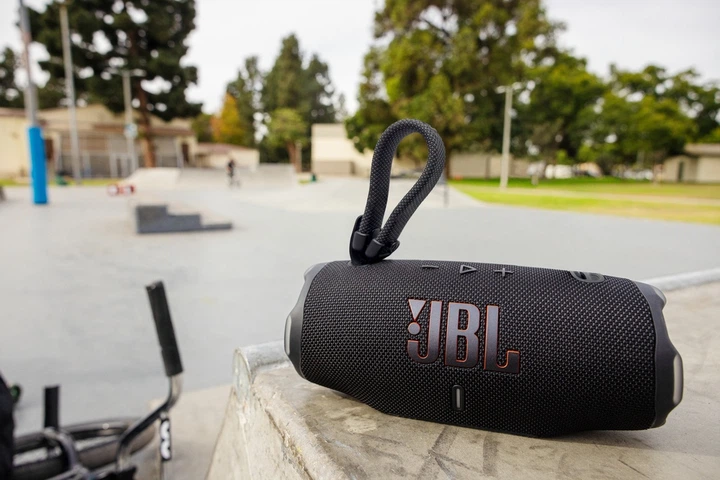 Портативна акустика JBL Charge 6 Red (JBLCHARGE6RED) (7106535) - зображення 6