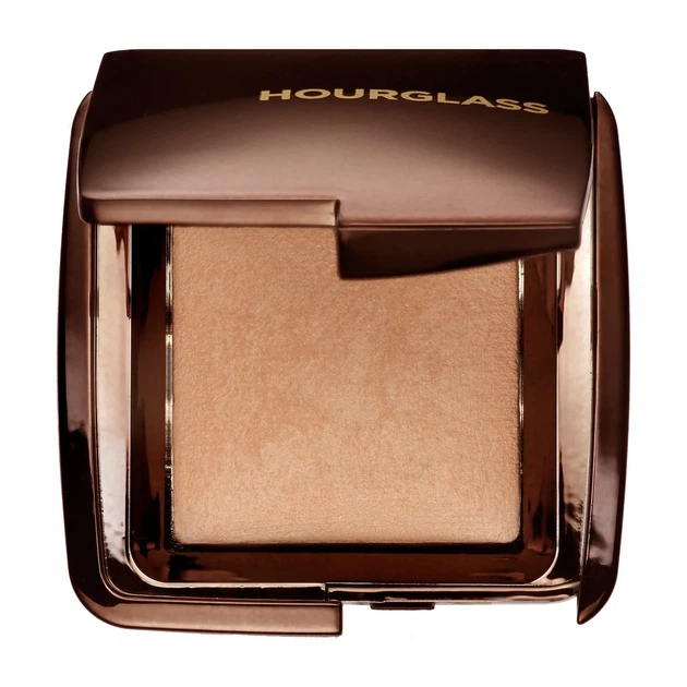 Пудра для обличчя (міні) Hourglass Ambient Lighting Finishing Powder відтінок Dim Light 1.3 г - Фото 4 Пудра для обличчя (міні) Hourglass Ambient Lighting Finishing Powder відтінок Dim Light 1.3 г - зображення 4