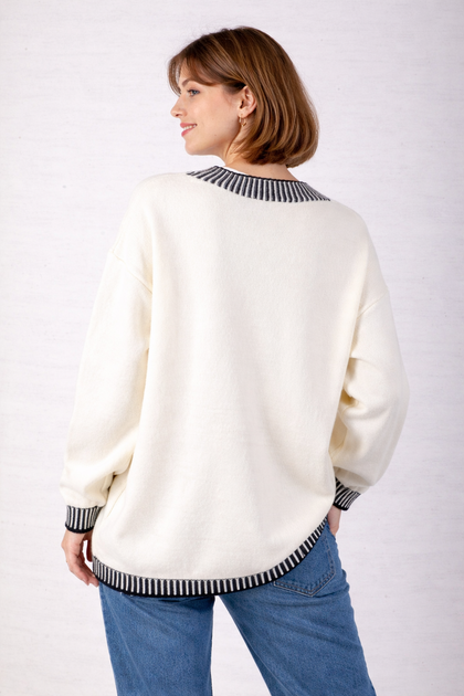 Жіноча біла кофта-кардиган на ґудзиках One Size (414611) One Size - Фото 2 Жіноча біла кофта-кардиган на ґудзиках One Size (414611) One Size - зображення 2