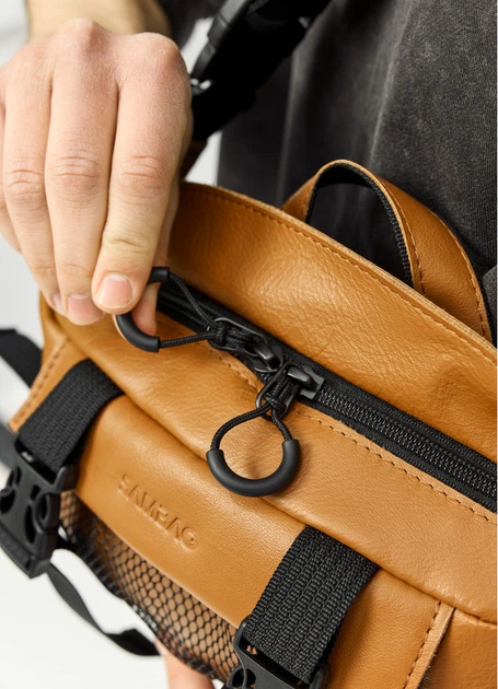 Велика чоловіча сумка бананка Sambag DynamicDart руда 38 × 21 × 7 см (80411121m) - Фото 8 Велика чоловіча сумка бананка Sambag DynamicDart руда 38 × 21 × 7 см (80411121m) - зображення 8