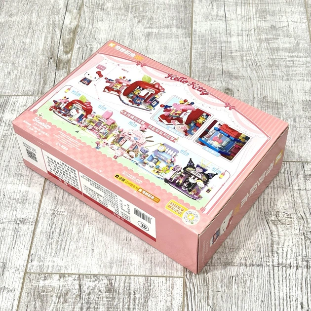 Большой Конструктор KEEPPLEY Hello Kitty Sanrio с Фигуркой "Мастерская бантиков Хэллоу Кити (402 PCS) - изображение 2